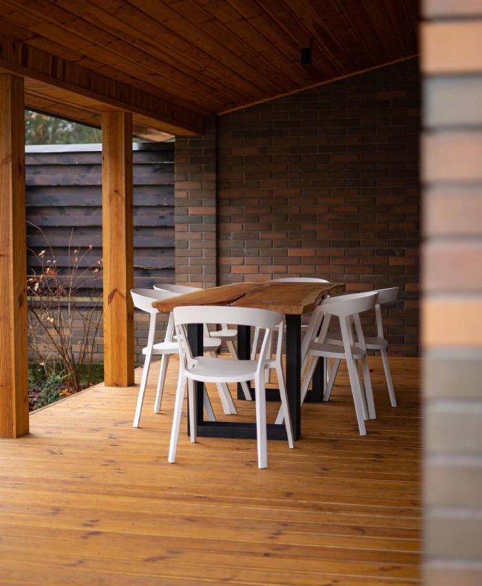 Terrasse bois couverte avec mobilier moderne
