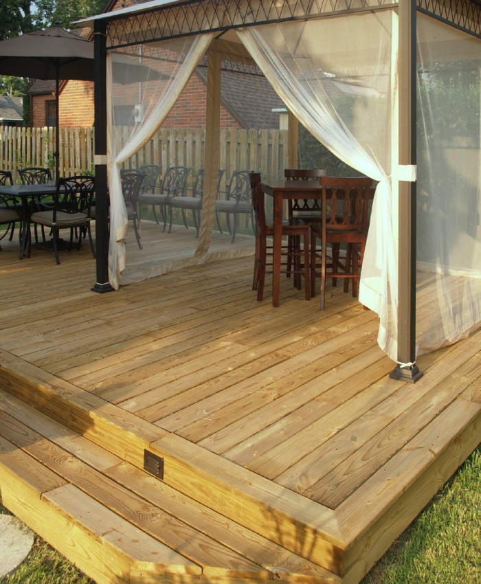 Terrasse bois aménagée sous pergola